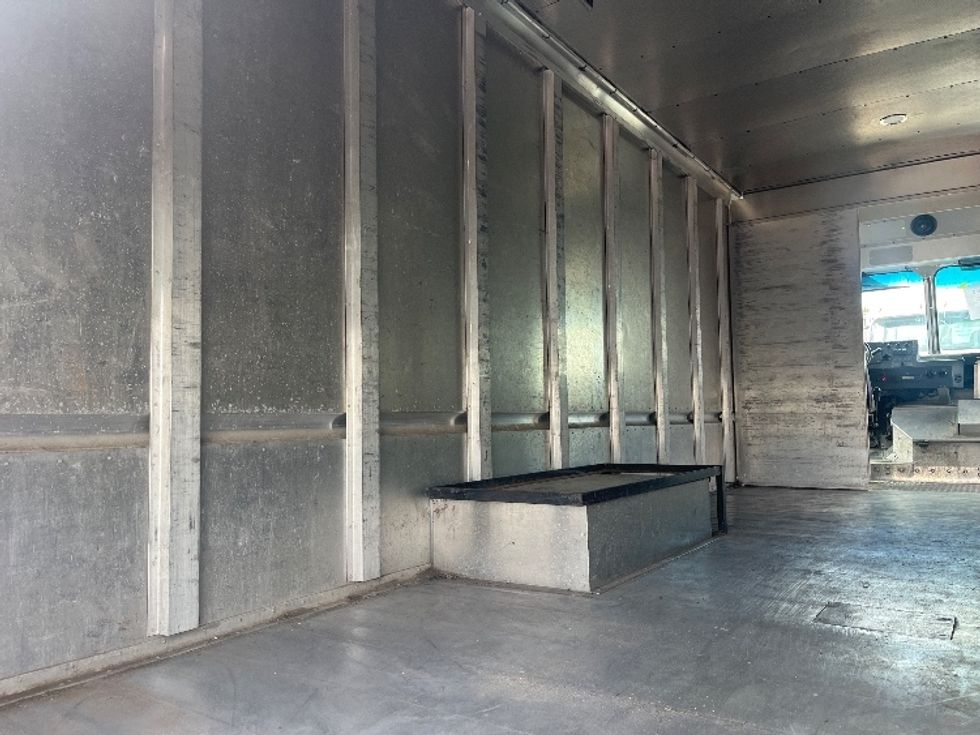 Walk-in Van (Step Van)-Light and Medium Duty Trucks-Ford-2019-E350-Middlefield-OH-123,394\n\t\tmiles-$ 17,000 - Image 10