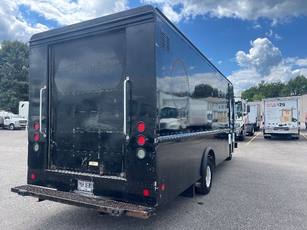 Walk-in Van (Step Van)-Light and Medium Duty Trucks-Ford-2019-E350-Middlefield-OH-123,394\n\t\tmiles-$ 17,000 - Image 12