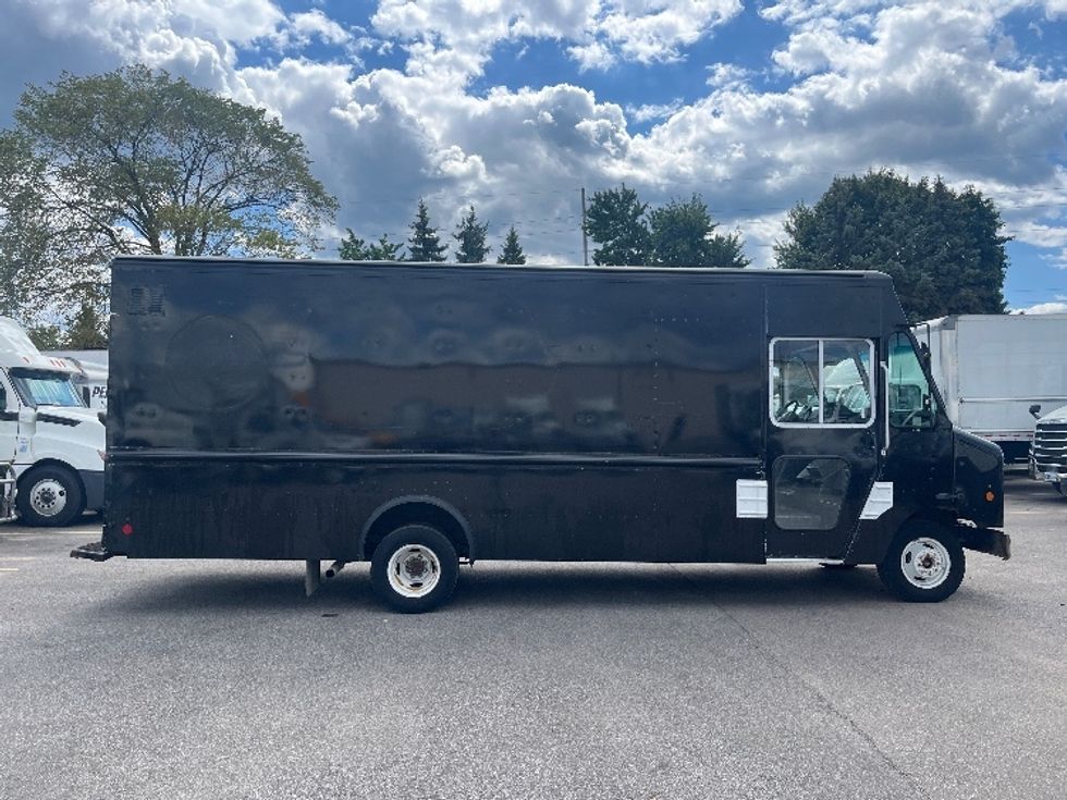 Walk-in Van (Step Van)-Light and Medium Duty Trucks-Ford-2019-E350-Middlefield-OH-123,394\n\t\tmiles-$ 17,000 - Image 14