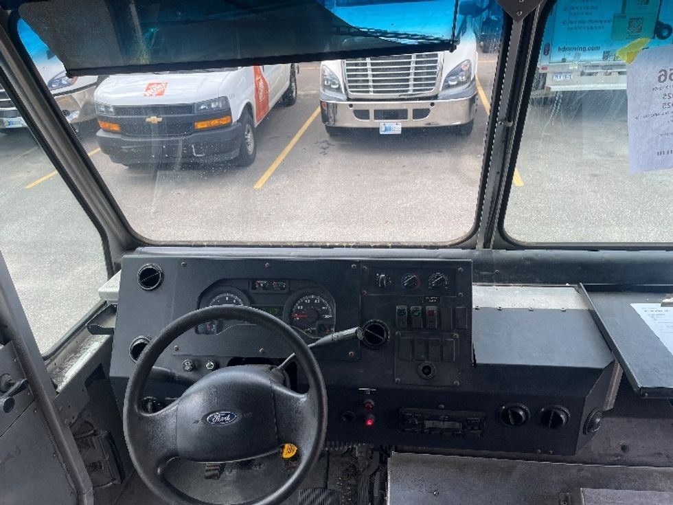 Walk-in Van (Step Van)-Light and Medium Duty Trucks-Ford-2019-E350-Middlefield-OH-123,394\n\t\tmiles-$ 17,000 - Image 15