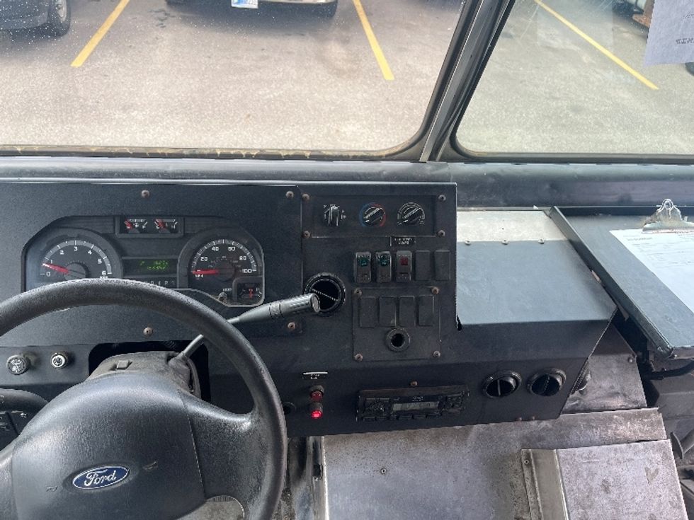 Walk-in Van (Step Van)-Light and Medium Duty Trucks-Ford-2019-E350-Middlefield-OH-123,394\n\t\tmiles-$ 17,000 - Image 16