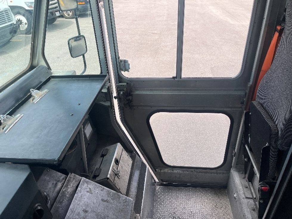 Walk-in Van (Step Van)-Light and Medium Duty Trucks-Ford-2019-E350-Middlefield-OH-123,394\n\t\tmiles-$ 17,000 - Image 17