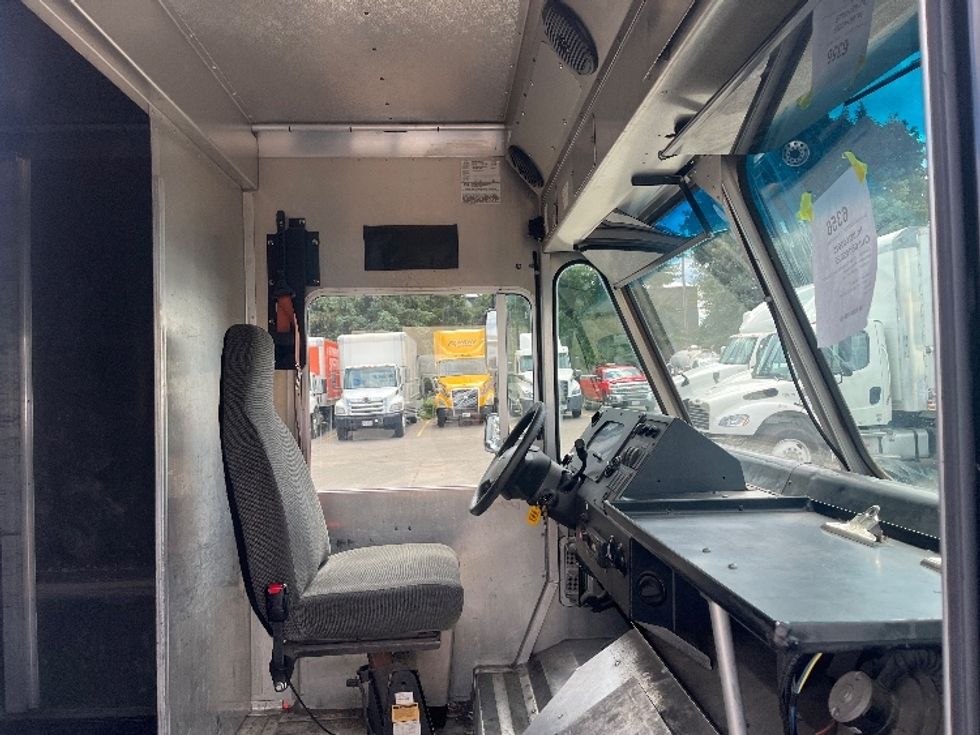 Walk-in Van (Step Van)-Light and Medium Duty Trucks-Ford-2019-E350-Middlefield-OH-123,394\n\t\tmiles-$ 17,000 - Image 18