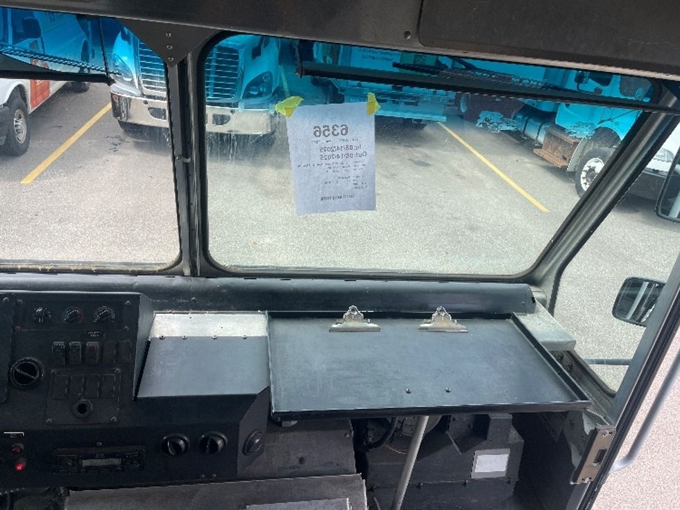 Walk-in Van (Step Van)-Light and Medium Duty Trucks-Ford-2019-E350-Middlefield-OH-123,394\n\t\tmiles-$ 17,000 - Image 19