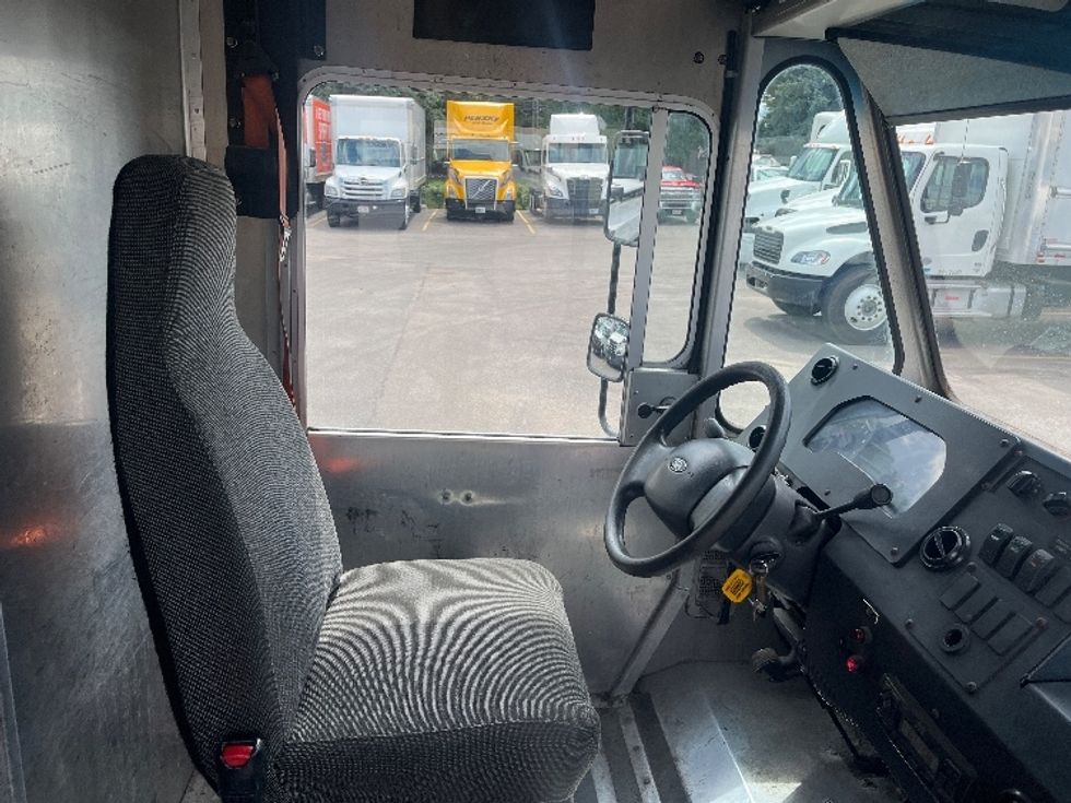 Walk-in Van (Step Van)-Light and Medium Duty Trucks-Ford-2019-E350-Middlefield-OH-123,394\n\t\tmiles-$ 17,000 - Image 20