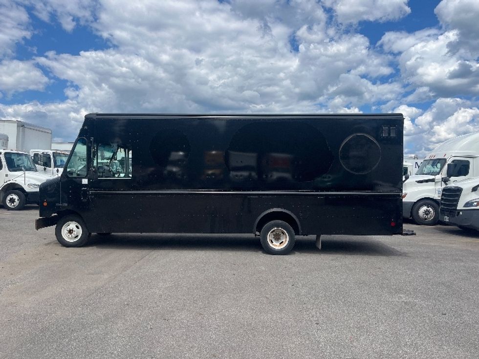 Walk-in Van (Step Van)-Light and Medium Duty Trucks-Ford-2019-E350-Middlefield-OH-123,394\n\t\tmiles-$ 17,000 - Image 3