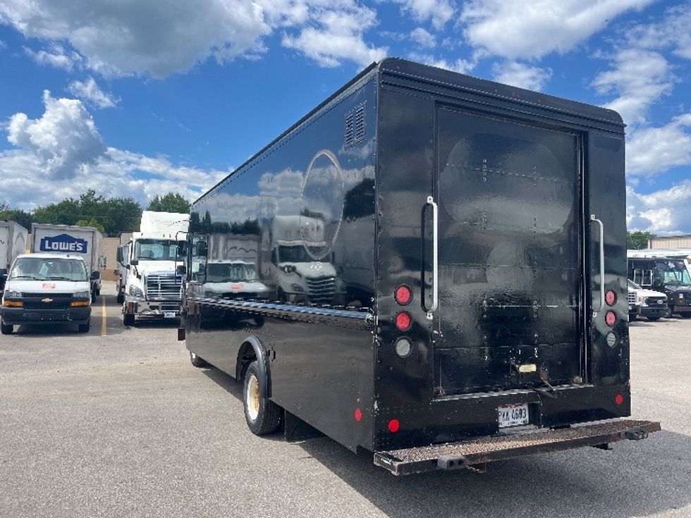 Walk-in Van (Step Van)-Light and Medium Duty Trucks-Ford-2019-E350-Middlefield-OH-123,394\n\t\tmiles-$ 17,000 - Image 6