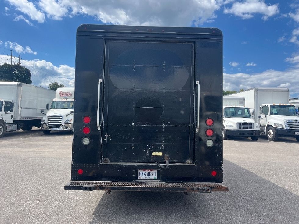 Walk-in Van (Step Van)-Light and Medium Duty Trucks-Ford-2019-E350-Middlefield-OH-123,394\n\t\tmiles-$ 17,000 - Image 7