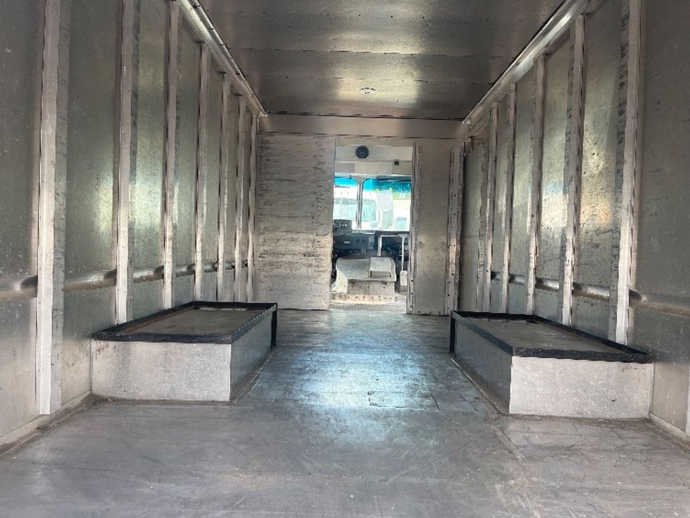 Walk-in Van (Step Van)-Light and Medium Duty Trucks-Ford-2019-E350-Middlefield-OH-123,394\n\t\tmiles-$ 17,000 - Image 8