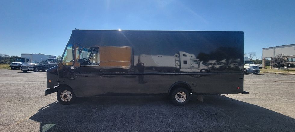 Walk-in Van (Step Van)-Light and Medium Duty Trucks-Ford-2019-E350-Middlefield-OH-129,816\n\t\tmiles-$ 17,000 - Image 4