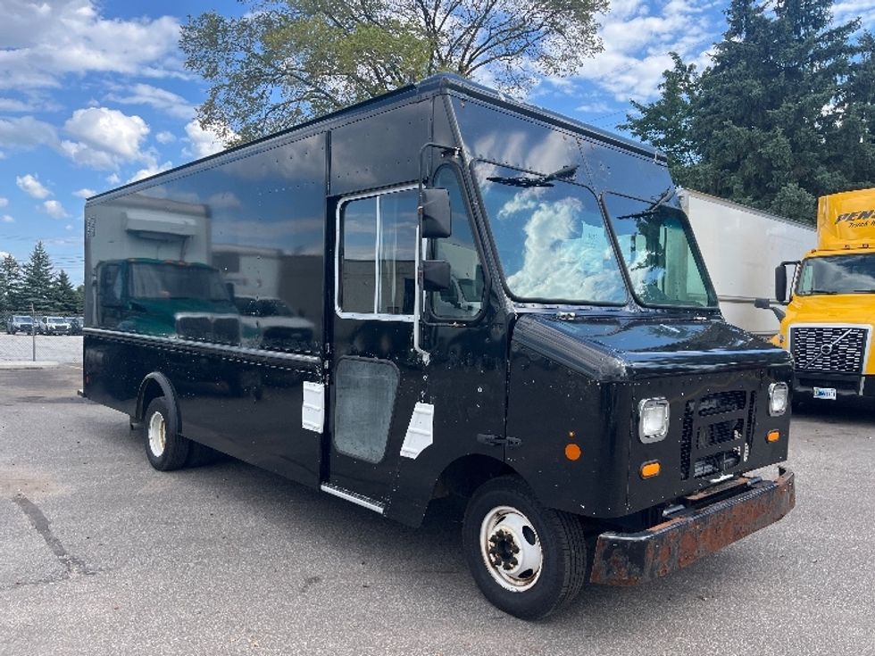 Walk-in Van (Step Van)-Light and Medium Duty Trucks-Ford-2019-E350-Middlefield-OH-133,704\n\t\tmiles-$ 16,000 - Image 1