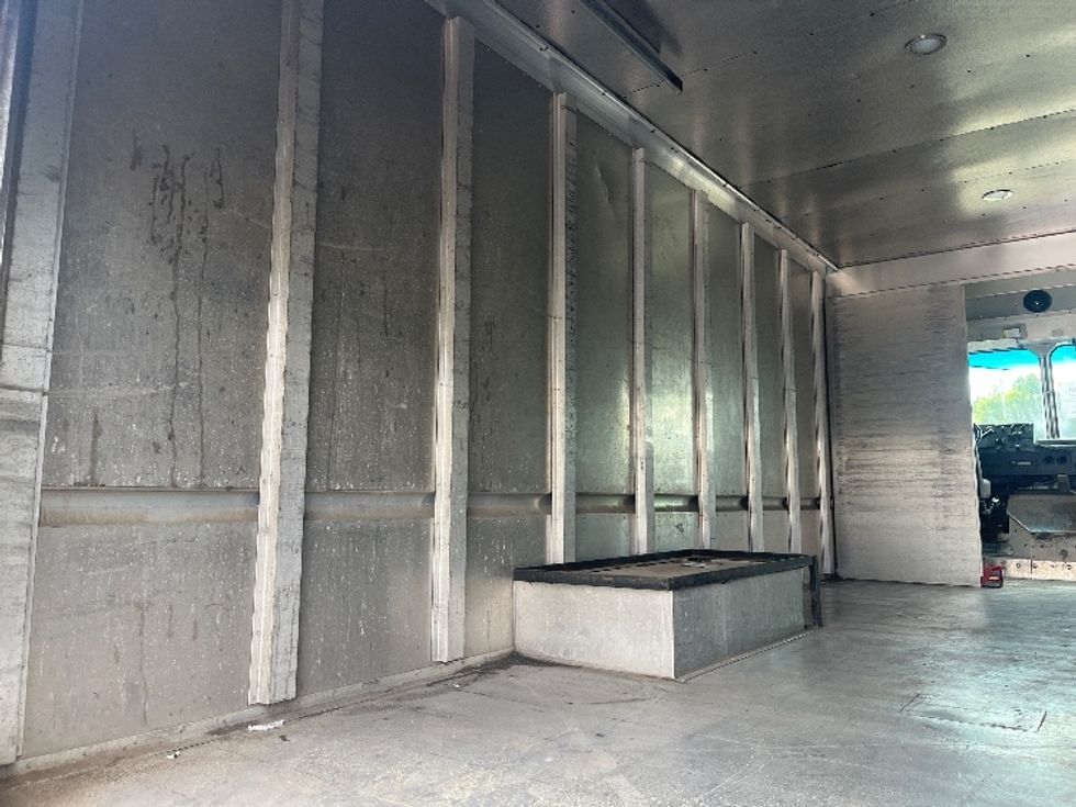 Walk-in Van (Step Van)-Light and Medium Duty Trucks-Ford-2019-E350-Middlefield-OH-133,704\n\t\tmiles-$ 16,000 - Image 10