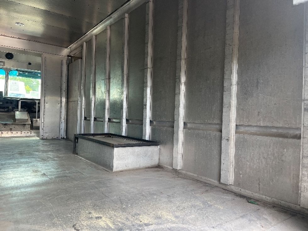 Walk-in Van (Step Van)-Light and Medium Duty Trucks-Ford-2019-E350-Middlefield-OH-133,704\n\t\tmiles-$ 16,000 - Image 11