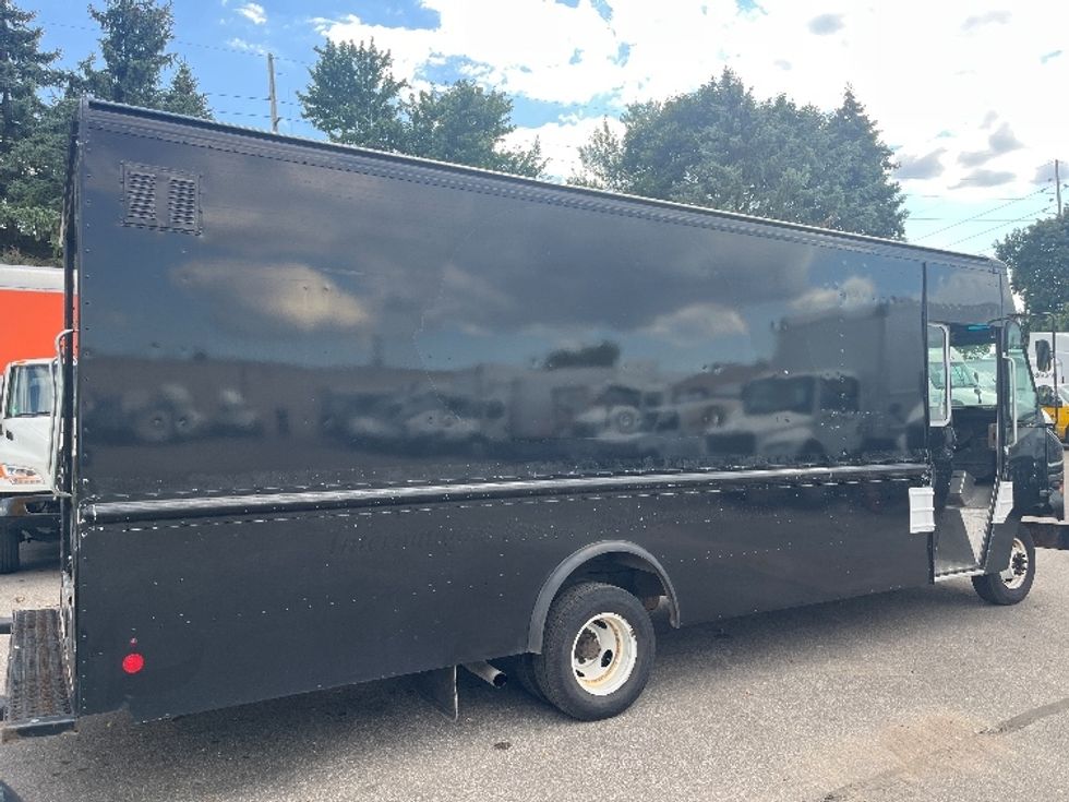Walk-in Van (Step Van)-Light and Medium Duty Trucks-Ford-2019-E350-Middlefield-OH-133,704\n\t\tmiles-$ 16,000 - Image 12