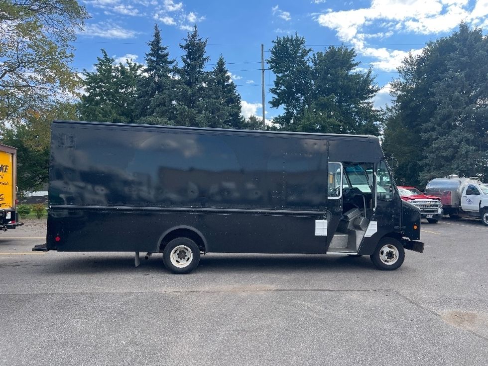 Walk-in Van (Step Van)-Light and Medium Duty Trucks-Ford-2019-E350-Middlefield-OH-133,704\n\t\tmiles-$ 16,000 - Image 14