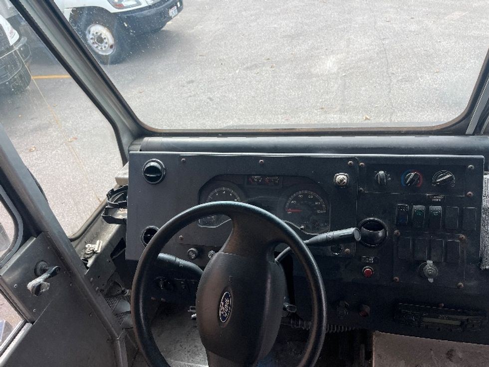 Walk-in Van (Step Van)-Light and Medium Duty Trucks-Ford-2019-E350-Middlefield-OH-133,704\n\t\tmiles-$ 16,000 - Image 15