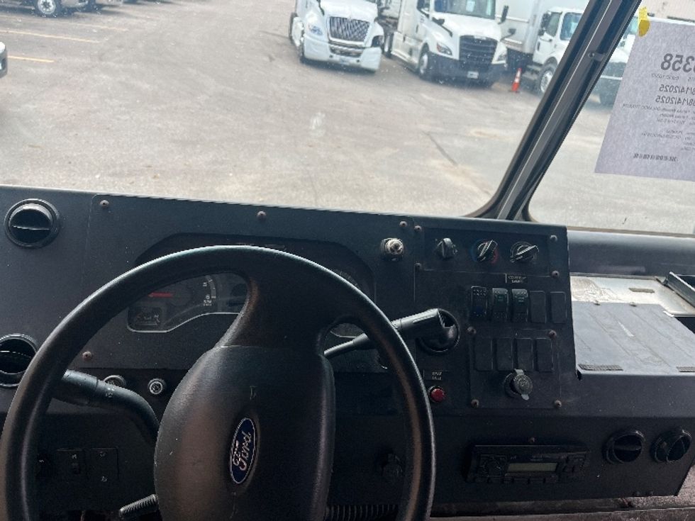 Walk-in Van (Step Van)-Light and Medium Duty Trucks-Ford-2019-E350-Middlefield-OH-133,704\n\t\tmiles-$ 16,000 - Image 16