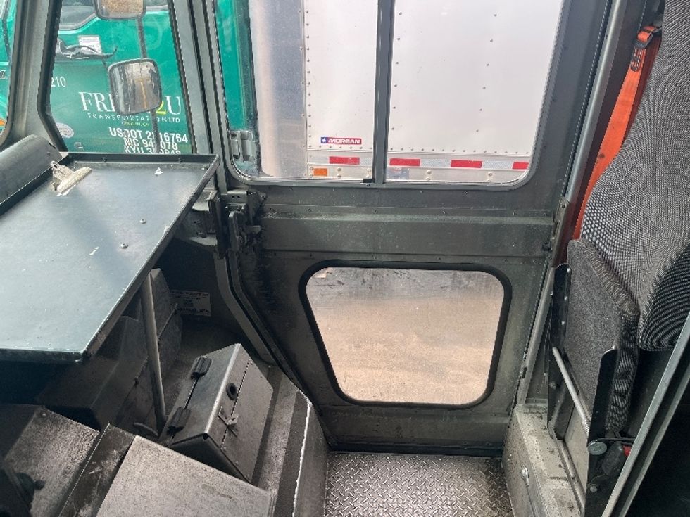 Walk-in Van (Step Van)-Light and Medium Duty Trucks-Ford-2019-E350-Middlefield-OH-133,704\n\t\tmiles-$ 16,000 - Image 17