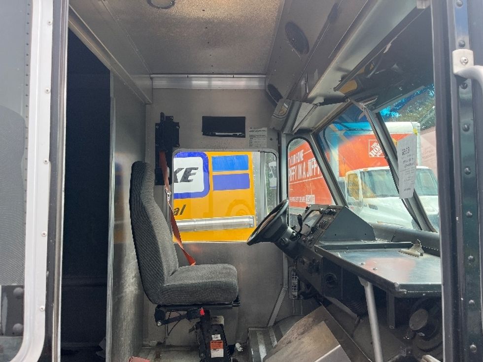 Walk-in Van (Step Van)-Light and Medium Duty Trucks-Ford-2019-E350-Middlefield-OH-133,704\n\t\tmiles-$ 16,000 - Image 18