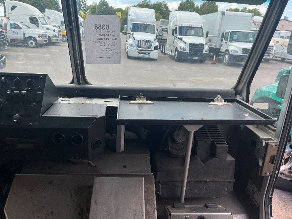 Walk-in Van (Step Van)-Light and Medium Duty Trucks-Ford-2019-E350-Middlefield-OH-133,704\n\t\tmiles-$ 16,000 - Image 19