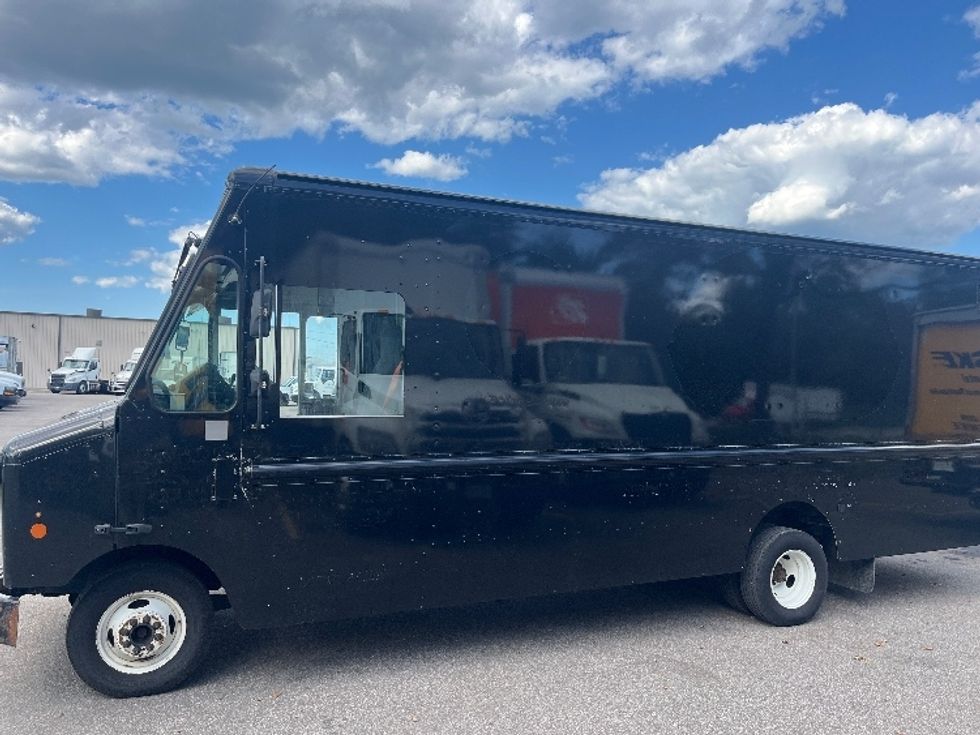 Walk-in Van (Step Van)-Light and Medium Duty Trucks-Ford-2019-E350-Middlefield-OH-133,704\n\t\tmiles-$ 16,000 - Image 4