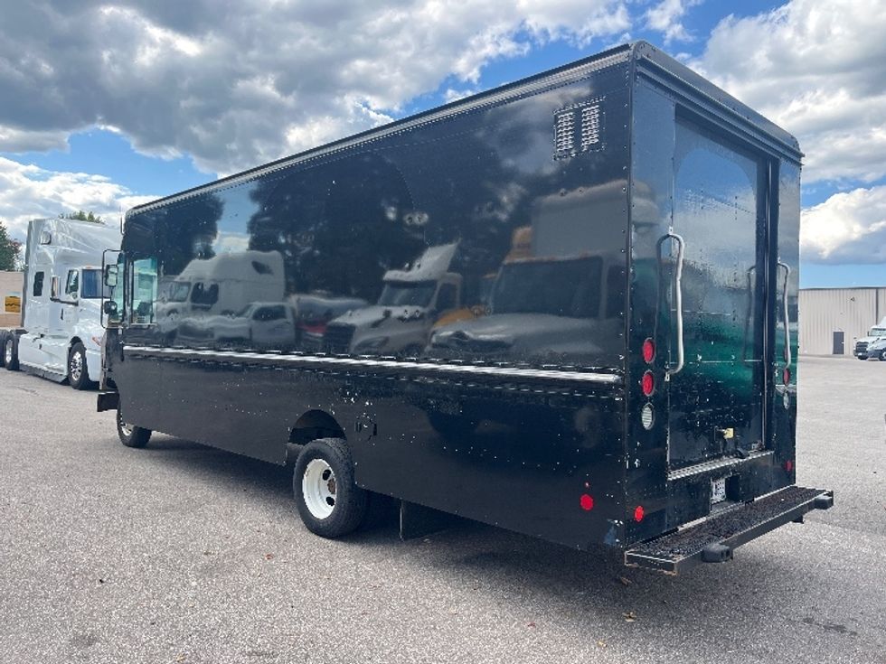 Walk-in Van (Step Van)-Light and Medium Duty Trucks-Ford-2019-E350-Middlefield-OH-133,704\n\t\tmiles-$ 16,000 - Image 6