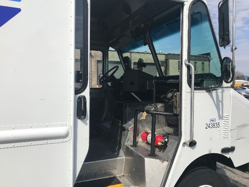 Walk-in Van (Step Van)-Light and Medium Duty Trucks-Freightliner-2022-MT45G-Milwaukee-WI-51,310\n\t\tmiles-$ 61,750 - Image 19