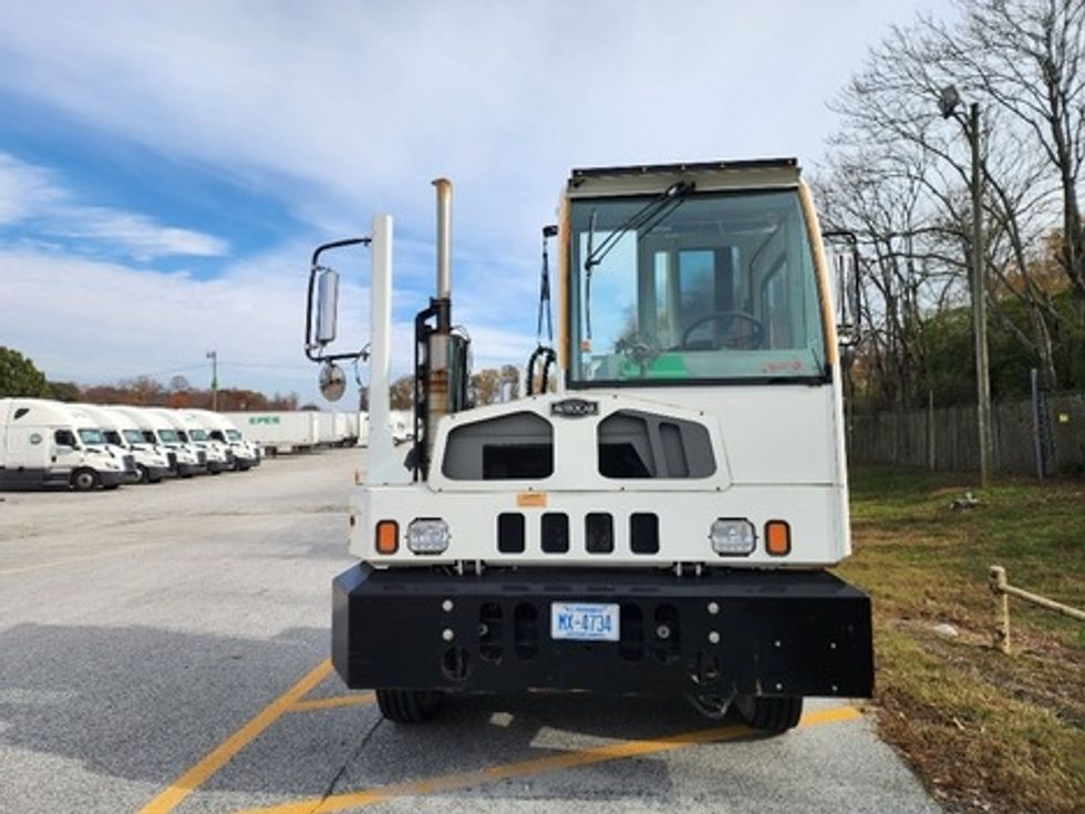 Yard Truck-Heavy Duty Tractors-Autocar-2018-XSPOTTER-Greensboro-NC-248,937\n\t\tmiles-$ 40,000 - Image 1