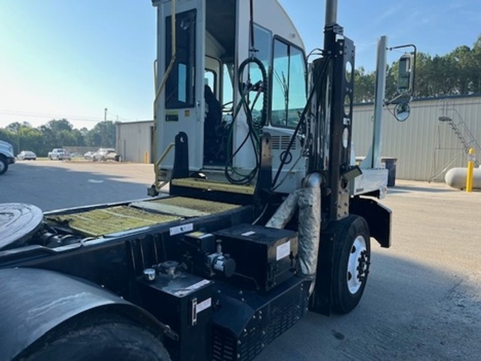 Yard Truck-Heavy Duty Tractors-Autocar-2018-XSPOTTER-Sanford-NC-60,216\n\t\tmiles-$ 53,000 - Image 3