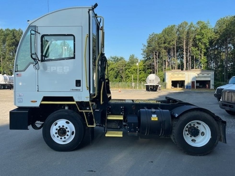 Yard Truck-Heavy Duty Tractors-Autocar-2018-XSPOTTER-Sanford-NC-60,216\n\t\tmiles-$ 53,000 - Image 5