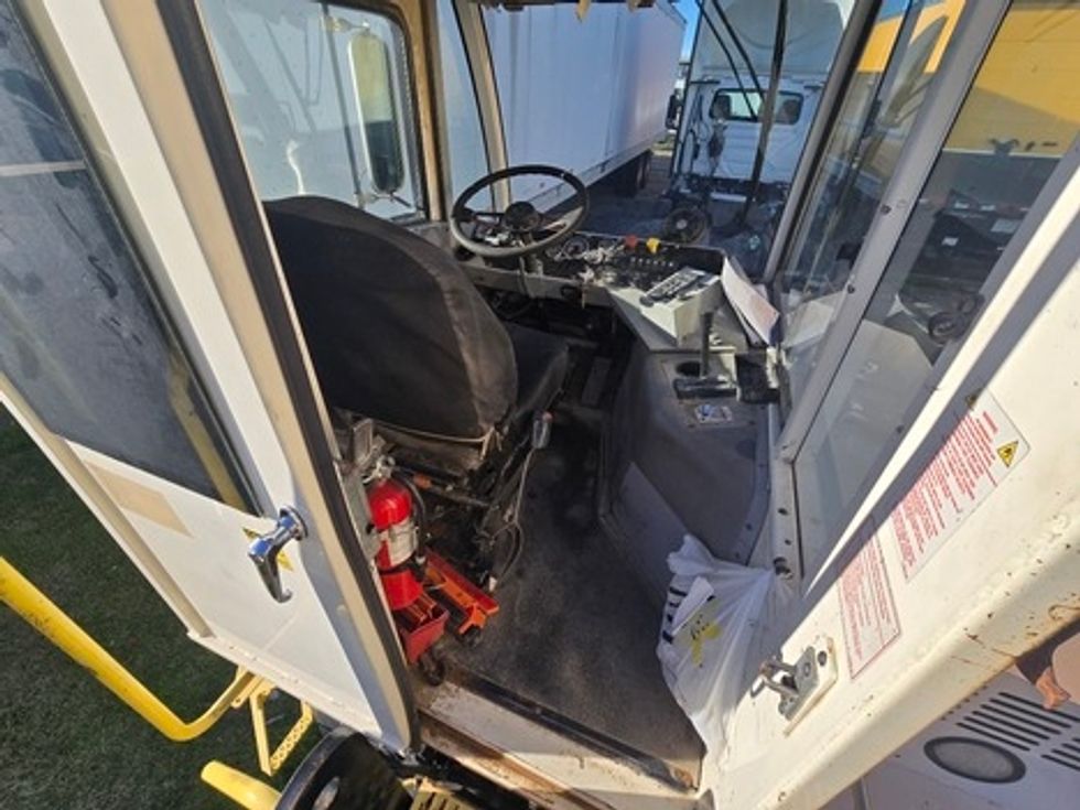 Yard Truck-Heavy Duty Tractors-Autocar-2019-XSPOTTER-Hammond-LA-99,372\n\t\tmiles-$ 63,750 - Image 9