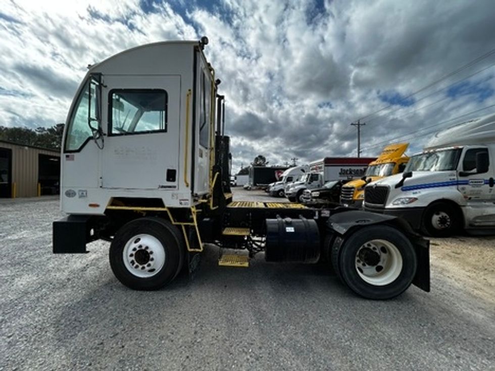 Yard Truck-Heavy Duty Tractors-Autocar-2019-XSPOTTER-Hattiesburg-MS-66,000\n\t\tmiles-$ 62,250 - Image 4