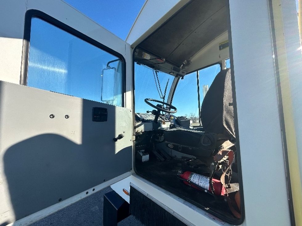 Yard Truck-Heavy Duty Tractors-Autocar-2022-ACTT42-Battle Creek-MI-57,432\n\t\tmiles-$ 89,250 - Image 9