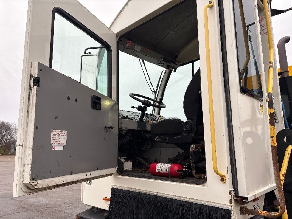 Yard Truck-Heavy Duty Tractors-Autocar-2022-ACTT42-Kalamazoo-MI-64,176\n\t\tmiles-$ 88,250 - Image 9