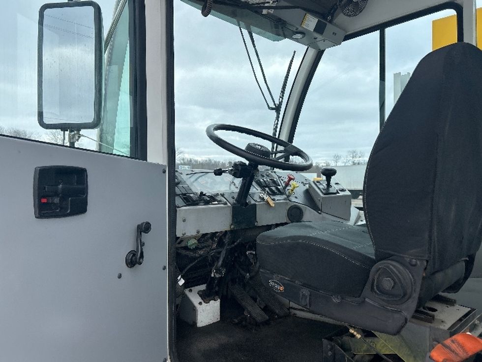 Yard Truck-Heavy Duty Tractors-Autocar-2023-ACTT42-Cadillac-MI-36,972\n\t\tmiles-$ 110,250 - Image 9