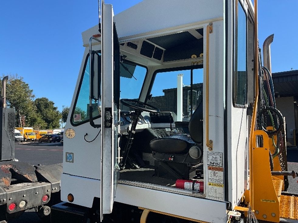 Yard Truck-Heavy Duty Tractors-Capacity Of Texas-2017-SABRE5-Atlanta (Forest Park)-GA-32,594\n\t\tmiles-$ 56,000 - Image 9