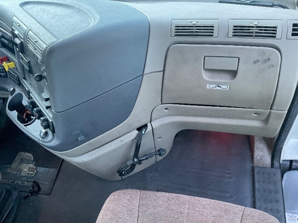 Yard Truck-Heavy Duty Tractors-Freightliner-2017-Cascadia 11342ST-North Bergen-NJ-411,995\n\t\tmiles-$ 20,000 - Image 10