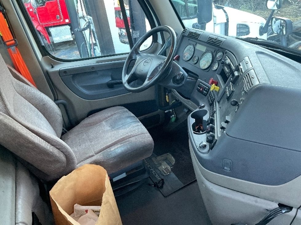 Yard Truck-Heavy Duty Tractors-Freightliner-2017-Cascadia 11342ST-North Bergen-NJ-411,995\n\t\tmiles-$ 20,000 - Image 12