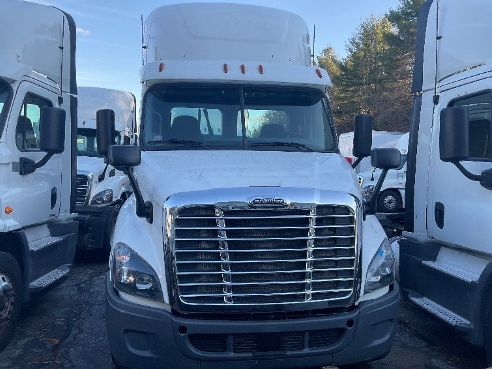 Yard Truck-Heavy Duty Tractors-Freightliner-2017-Cascadia 11342ST-North Bergen-NJ-411,995\n\t\tmiles-$ 20,000 - Image 2