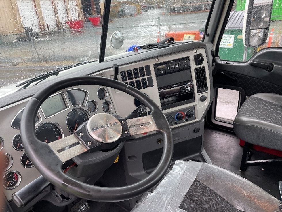 Yard Truck-Heavy Duty Tractors-Mack-2016-Pinnacle CXU613-New Bedford-MA-436,849\n\t\tmiles-$ 17,000 - Image 10