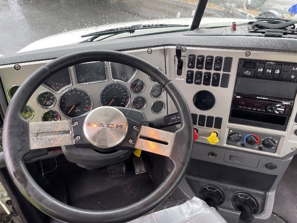 Yard Truck-Heavy Duty Tractors-Mack-2016-Pinnacle CXU613-New Bedford-MA-436,849\n\t\tmiles-$ 17,000 - Image 11