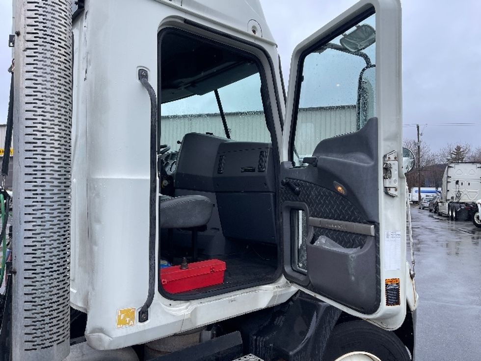 Yard Truck-Heavy Duty Tractors-Mack-2016-Pinnacle CXU613-New Bedford-MA-436,849\n\t\tmiles-$ 17,000 - Image 12