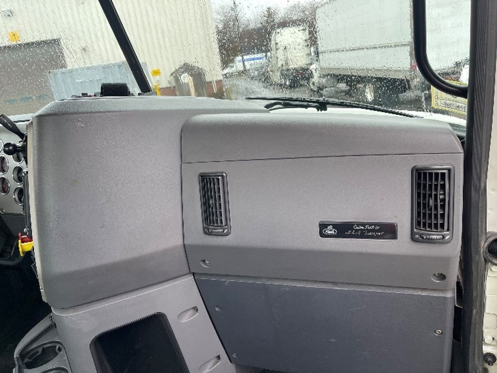 Yard Truck-Heavy Duty Tractors-Mack-2016-Pinnacle CXU613-New Bedford-MA-436,849\n\t\tmiles-$ 17,000 - Image 13