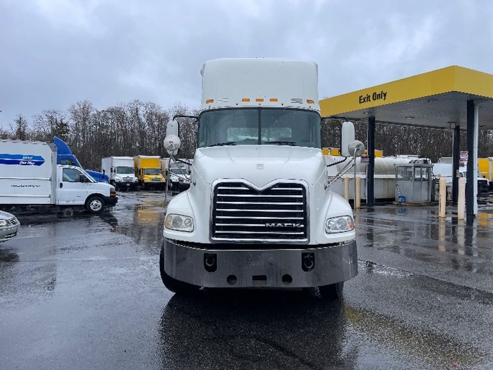 Yard Truck-Heavy Duty Tractors-Mack-2016-Pinnacle CXU613-New Bedford-MA-436,849\n\t\tmiles-$ 17,000 - Image 2