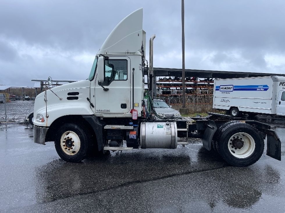 Yard Truck-Heavy Duty Tractors-Mack-2016-Pinnacle CXU613-New Bedford-MA-436,849\n\t\tmiles-$ 17,000 - Image 4