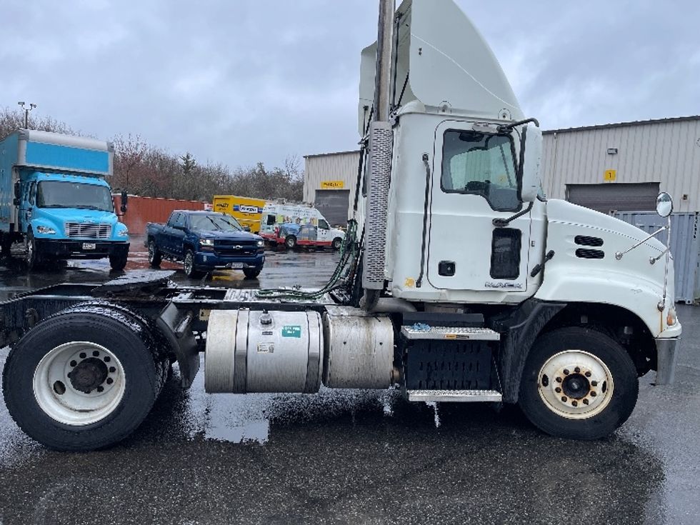 Yard Truck-Heavy Duty Tractors-Mack-2016-Pinnacle CXU613-New Bedford-MA-436,849\n\t\tmiles-$ 17,000 - Image 8