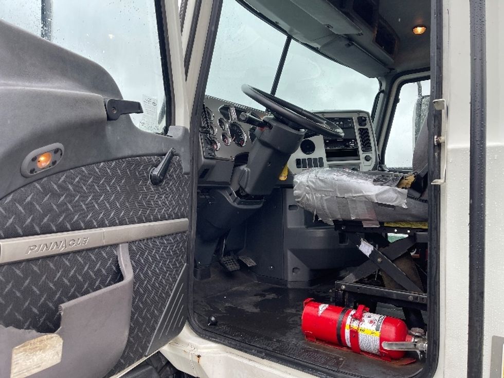 Yard Truck-Heavy Duty Tractors-Mack-2016-Pinnacle CXU613-New Bedford-MA-436,849\n\t\tmiles-$ 17,000 - Image 9