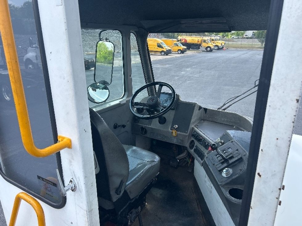 Yard Truck-Heavy Duty Tractors-Ottawa-2016-T2-Nashville (Mount Juliet)-TN-37,636\n\t\tmiles-$ 42,000 - Image 9