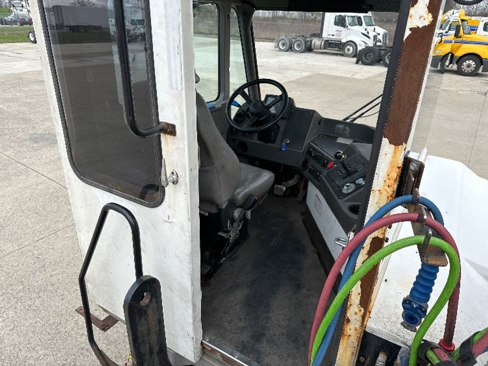 Yard Truck-Heavy Duty Tractors-Ottawa-2017-T2-East Liberty-OH-89,430\n\t\tmiles-$ 36,750 - Image 9