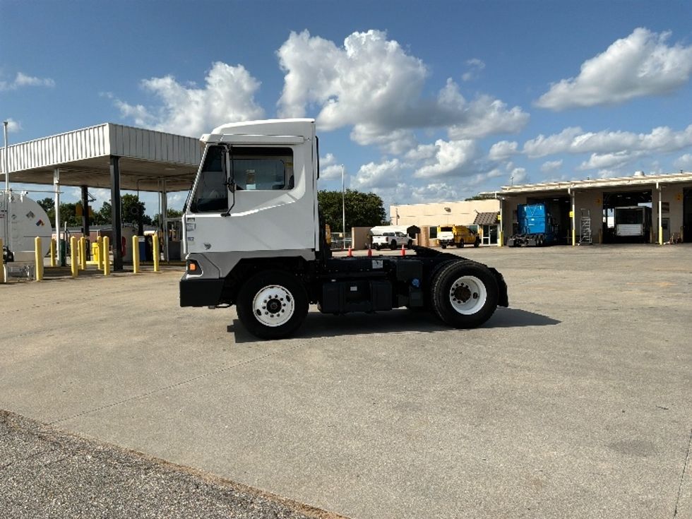 Yard Truck-Heavy Duty Tractors-Ottawa-2017-T2-Montgomery-AL-32,338\n\t\tmiles-$ 51,250 - Image 4